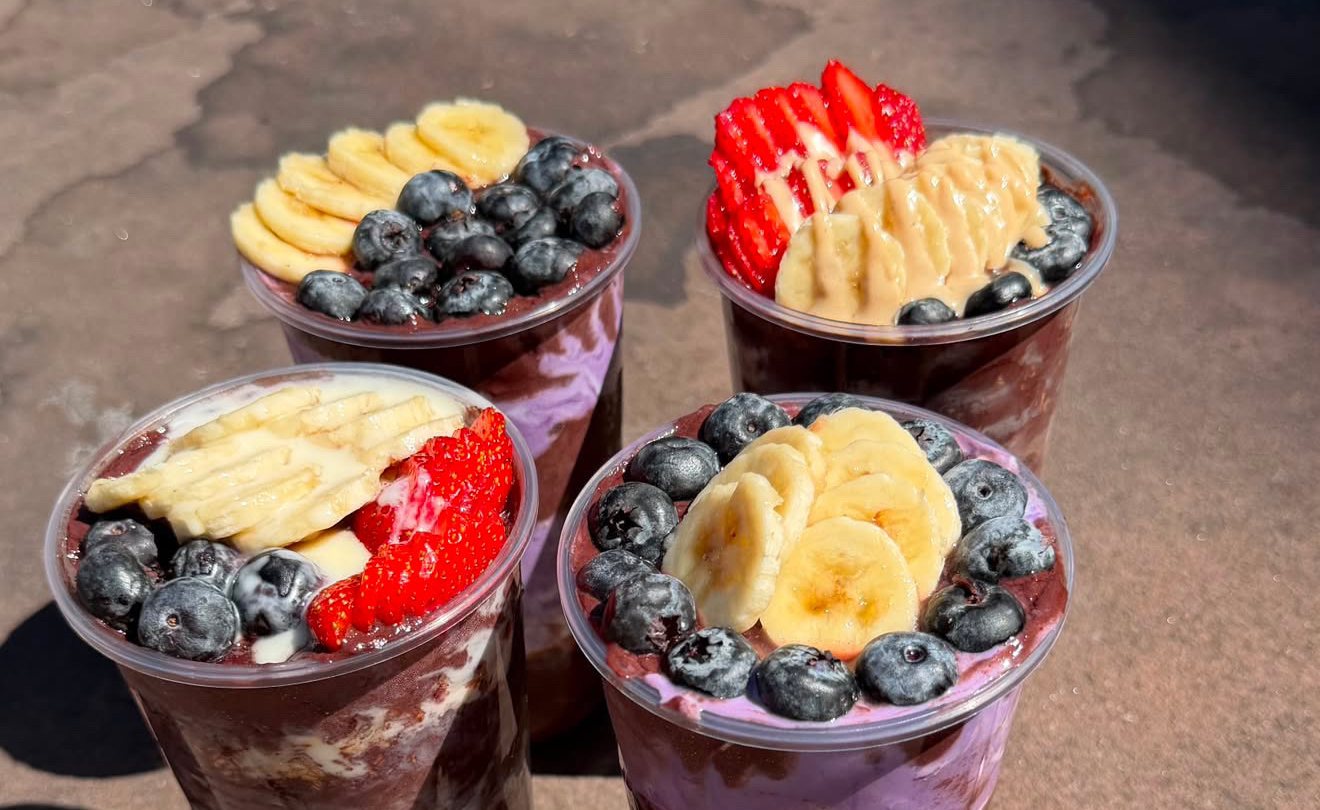 Vier Açaí Cups mit Toppings — servierfertig für Café & Kiosk