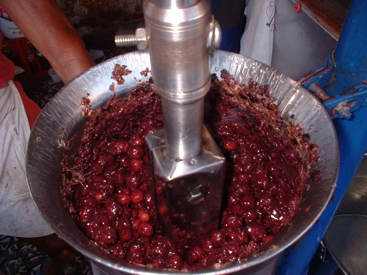 Maschine zur Gewinnung von Açaí-Fruchtmark in Belém, neben dem Ver-o-Peso-Markt. Historische Aufnahme von 2004; keine Abbildung unserer Produktion.