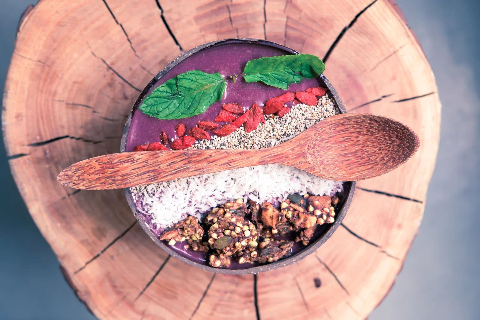 Servieridee: Açaí-Bowl mit Nüssen, Samen und Minze.